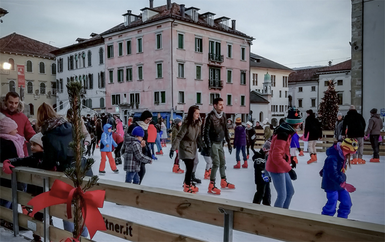 Attività di pattinaggio in Piazza Duomo